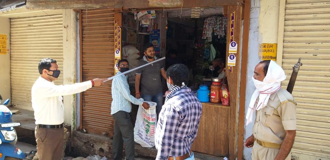 कोच में दुकान बंद कराते तहसीलदार