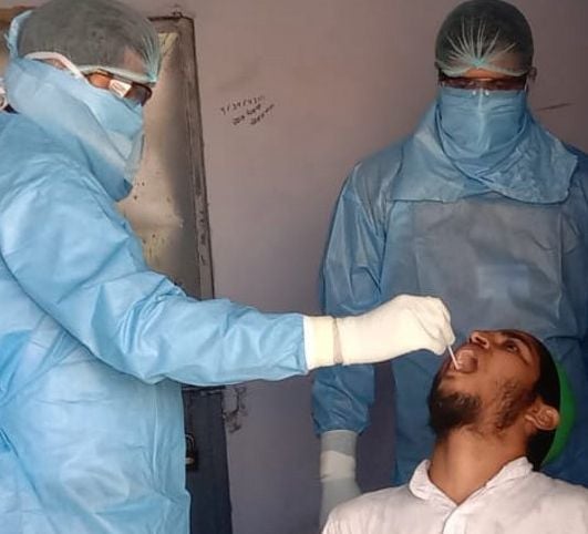 बालैनी के श्री कृष्णा कालेज में जमाती के स्वास्थ्य की जांच करते चिकित्सक बालैनी के श्री कृष्णा कालेज में जमाती के स्वास्थ्य की जांच करते चिकित्सक