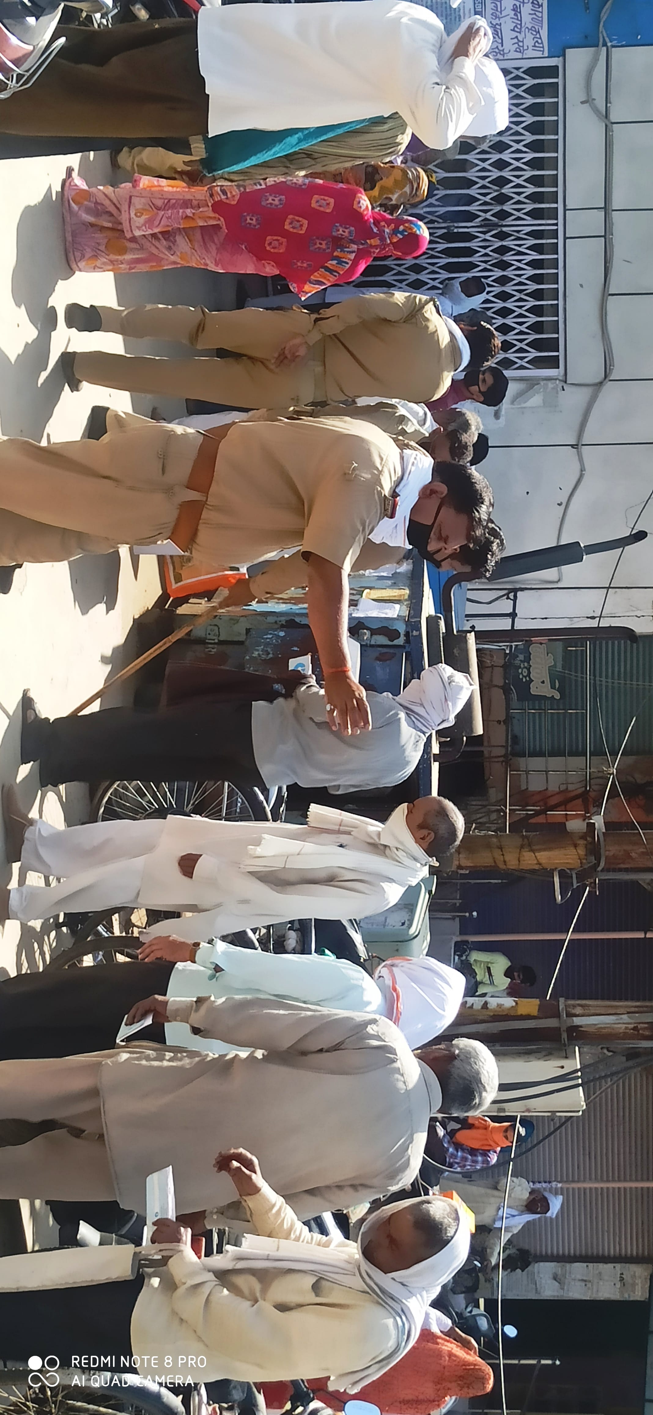 एसबीआई के बाहर लोगों को सामाजिक दूरी का पालन करने की हिदायत देते पुलिस कर्मी। एसबीआई के बाहर लोगों को सामाजिक दूरी का पालन करने की हिदायत देते पुलिस कर्मी।