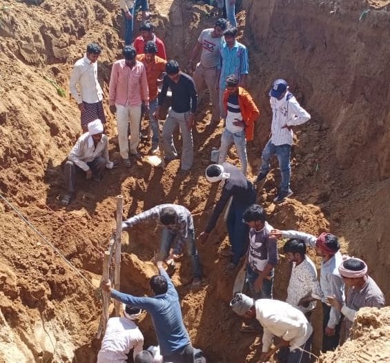 लीगंज में धाय गिरने की सूचना पर खुदाई करते दिखे लोग। संवाद लीगंज में धाय गिरने की सूचना पर खुदाई करते दिखे लोग। संवाद