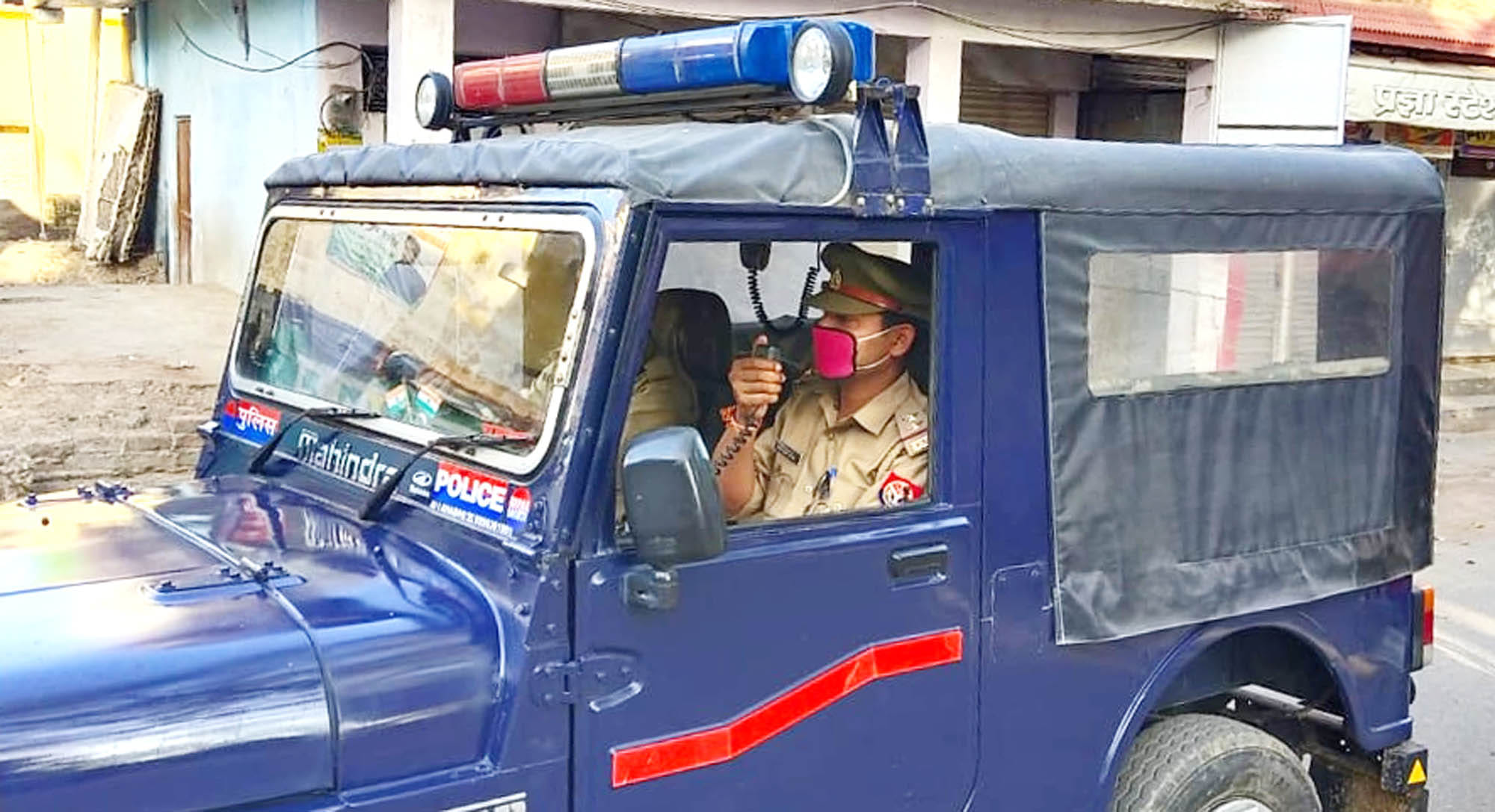 शहर में पुलिस जीप से लाउडस्पीकर से एनाउंस करते एसआई वीरेंद्र त्रिपाठी।