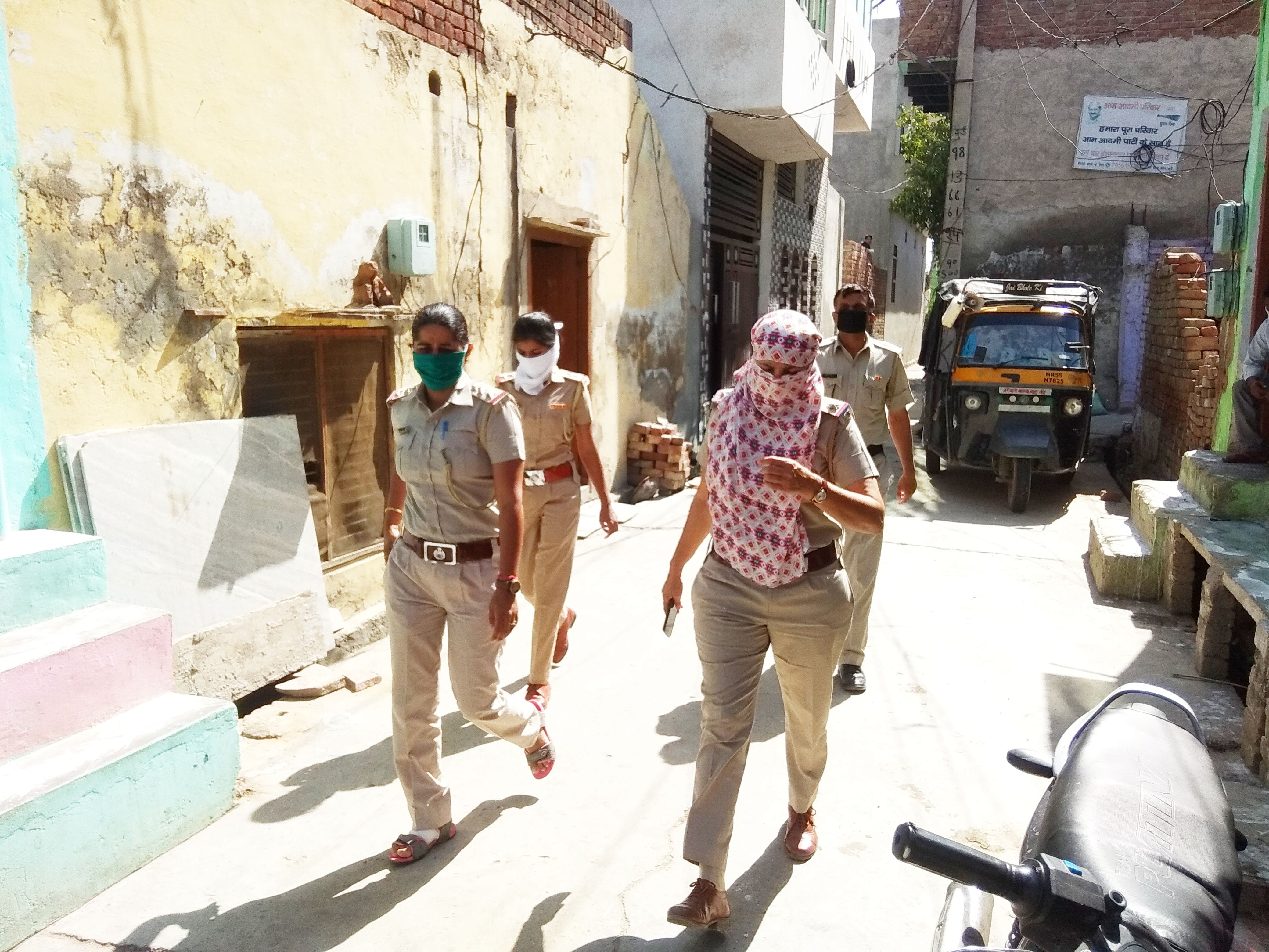छावनी मोहल्ले में पहुंची महिला पुलिस। छावनी मोहल्ले में पहुंची महिला पुलिस।