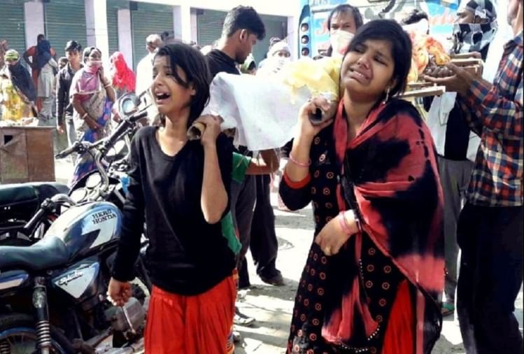 पिता की अर्थी को बेटियों ने दिया कंधा