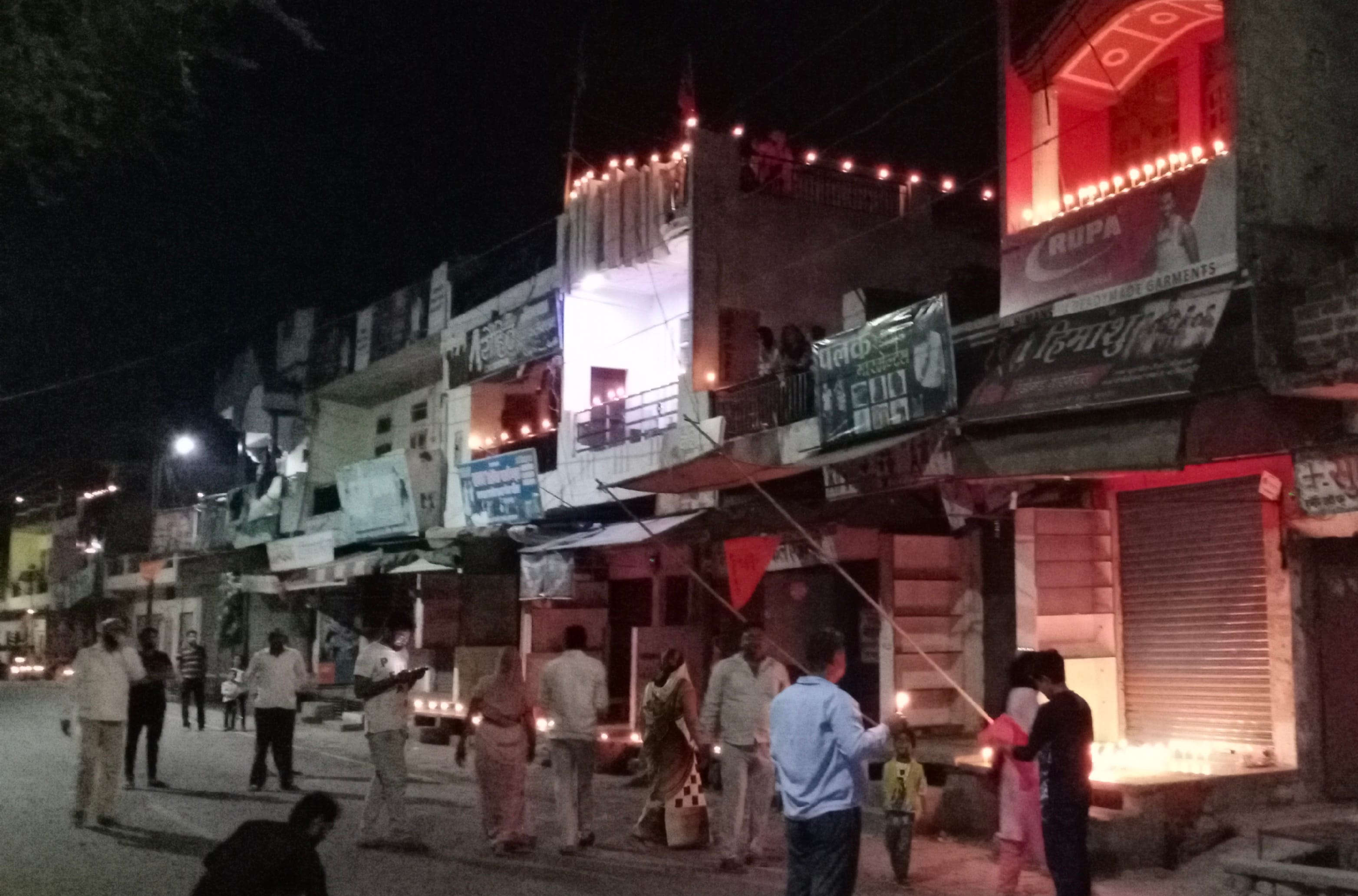 9-जानसठ में दीये व मोमबत्ती की रोशनी से दीवाली की तरह जगमगा उठा कस्बा।