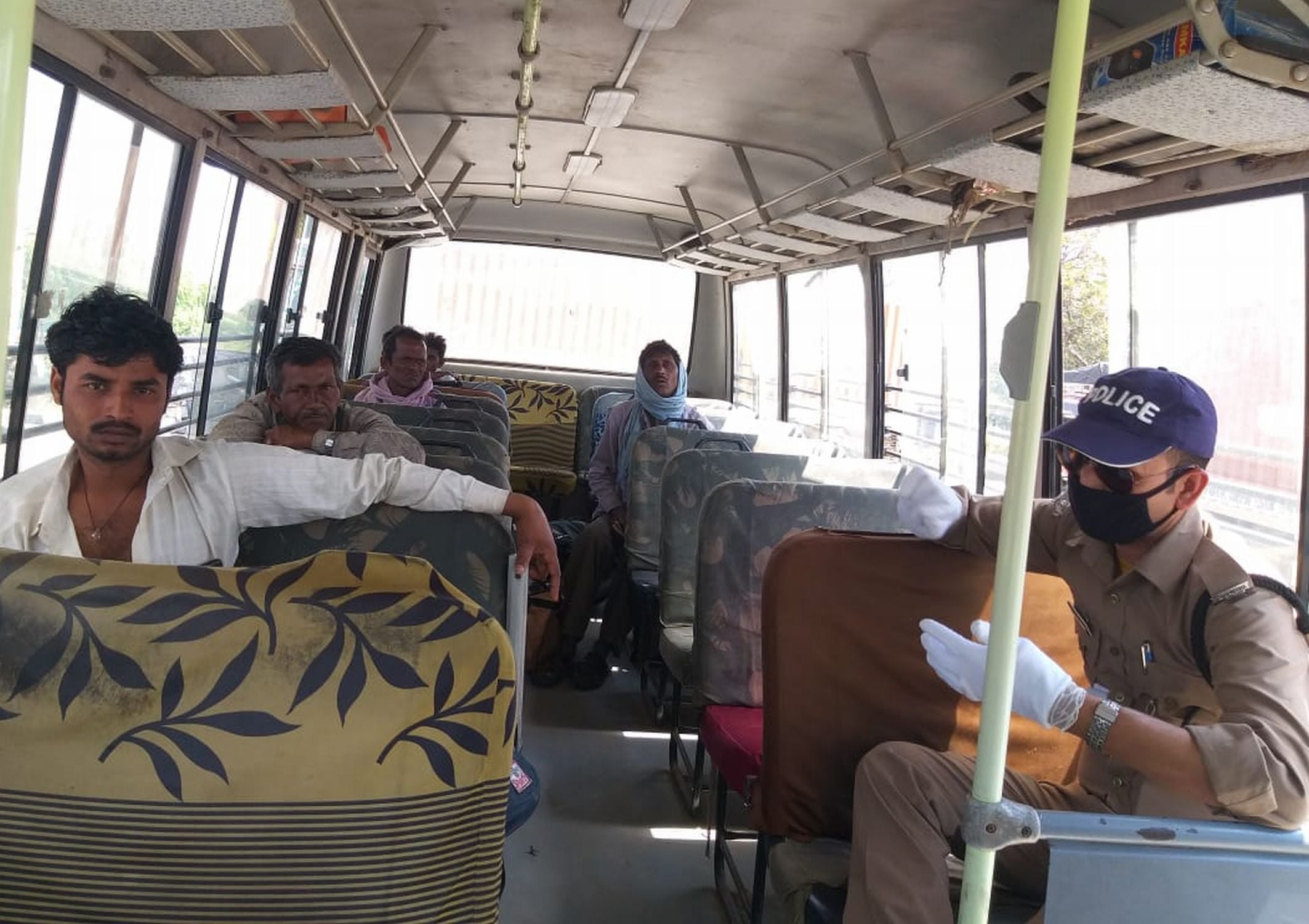सितारगंज में राहत कैंप पंतनगर क्वारंटीन सेंटर जाते मजदूर। सितारगंज में राहत कैंप पंतनगर क्वारंटीन सेंटर जाते मजदूर।