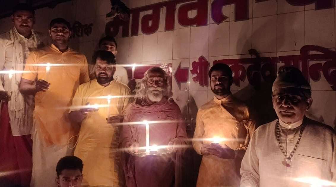 शुकतीर्थ के शुकदेव आश्रम में दीपक जलाते स्वामी ओमानंद महाराज एवं अन्य।