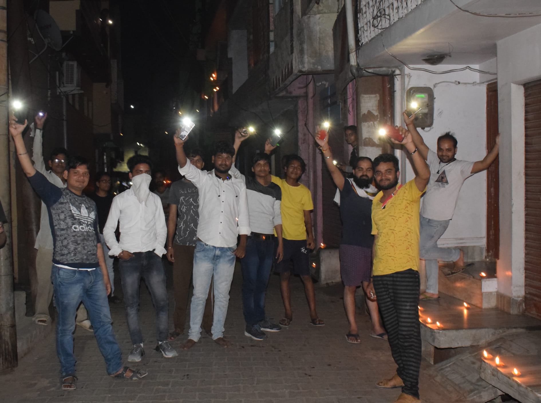 कासगंज में मोदी की अपील पर टॉर्च जलाते लोग । कासगंज में मोदी की अपील पर टॉर्च जलाते लोग ।