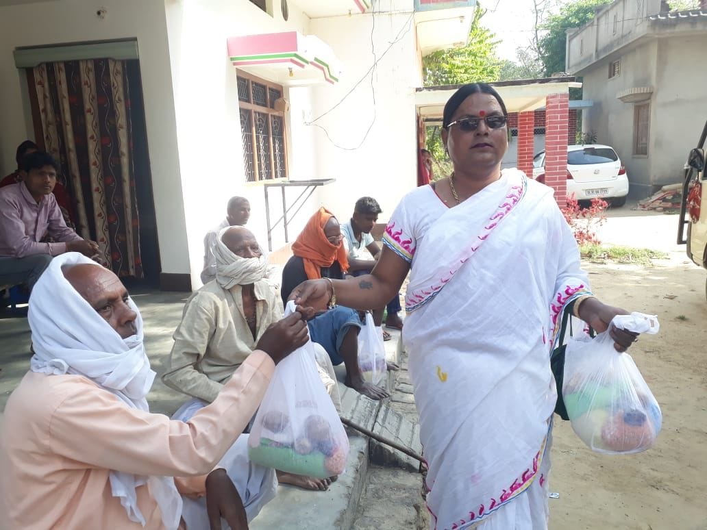 रानी की सराय कस्बे के आसपास क्षेत्रों में रूपा किन्नर ने जरूरतमंद 200 लोगों को खाने की आवश्यक सामग्
