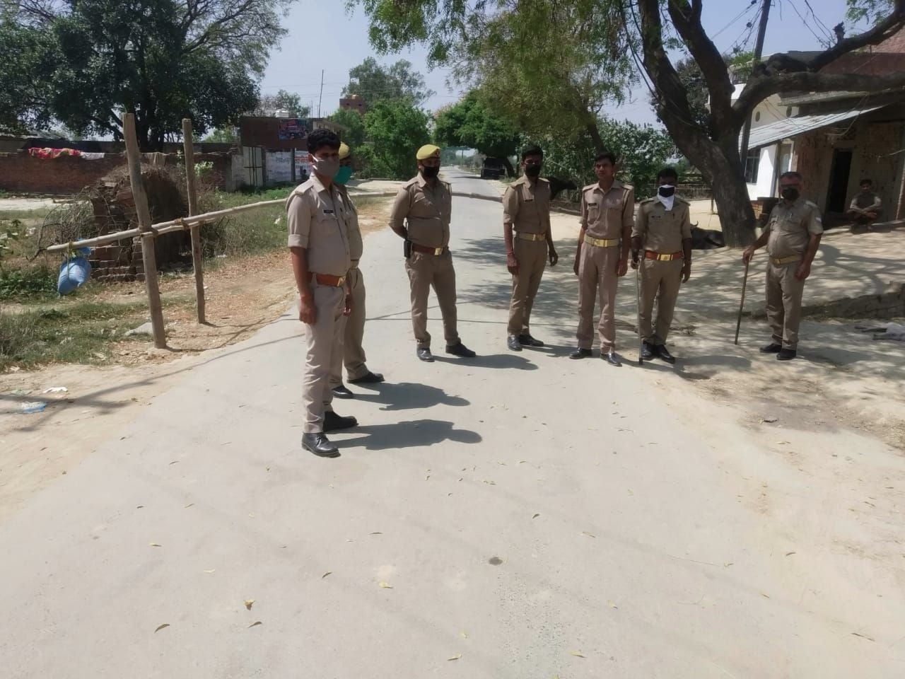 मुबारकपुर में रविवार को शाहगढ़ मार्ग पर इस्लामपुरा हेरा स्कूल के पास बांस-बल्ली लगाकर सीमा सील क?