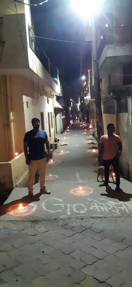 प्रेम पुरी में मोमबत्ती जलाकर कोरोना वायरस से मुक्ति का संकल्प लेते युवा। प्रेम पुरी में मोमबत्ती जलाकर कोरोना वायरस से मुक्ति का संकल्प लेते युवा।