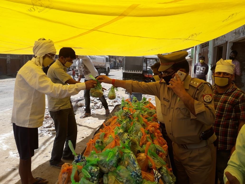 रानी की सराय में गरीबों को भोजन देती पुलिस।