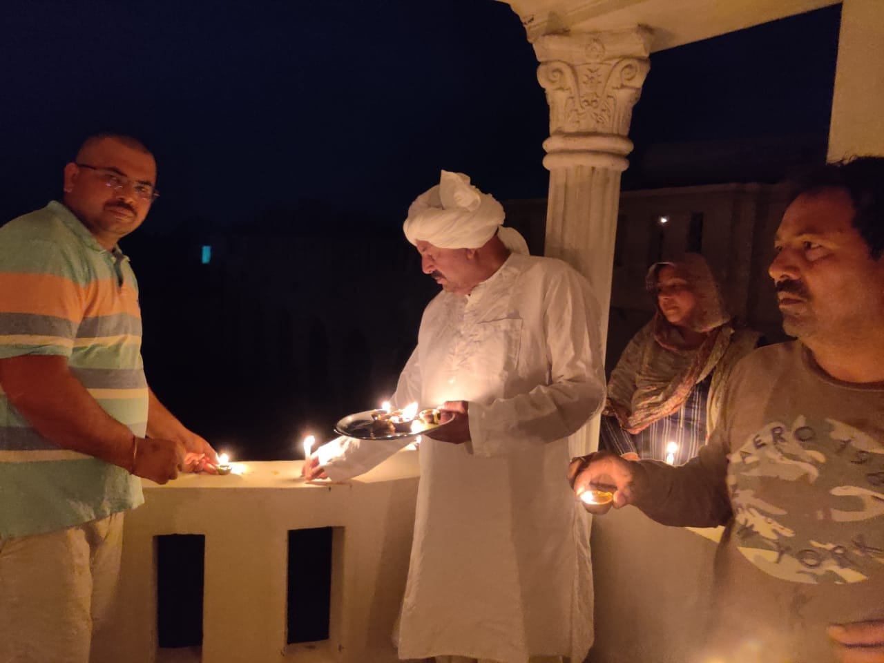 सिसौली में अपने परिवार के साथ दीपक जलाते भाकियू अध्यक्ष चौधरी नरेश टिकैत।
