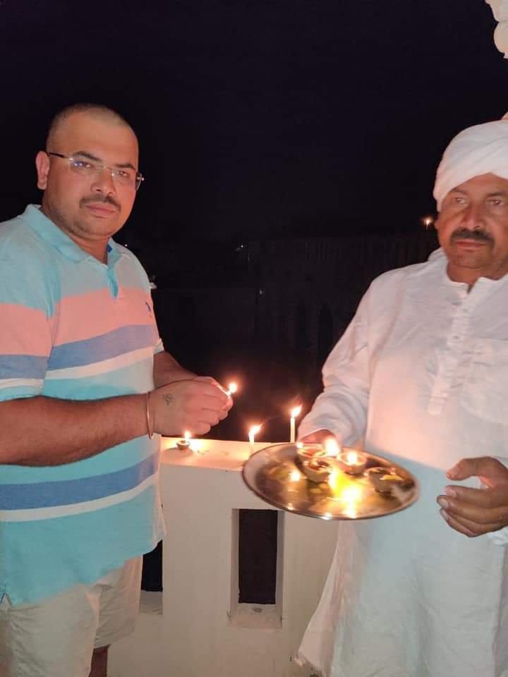सिसौली में अपने घर पर दीपक जलाते भाकियू अध्यक्ष चौधरी नरेश टिकैत।