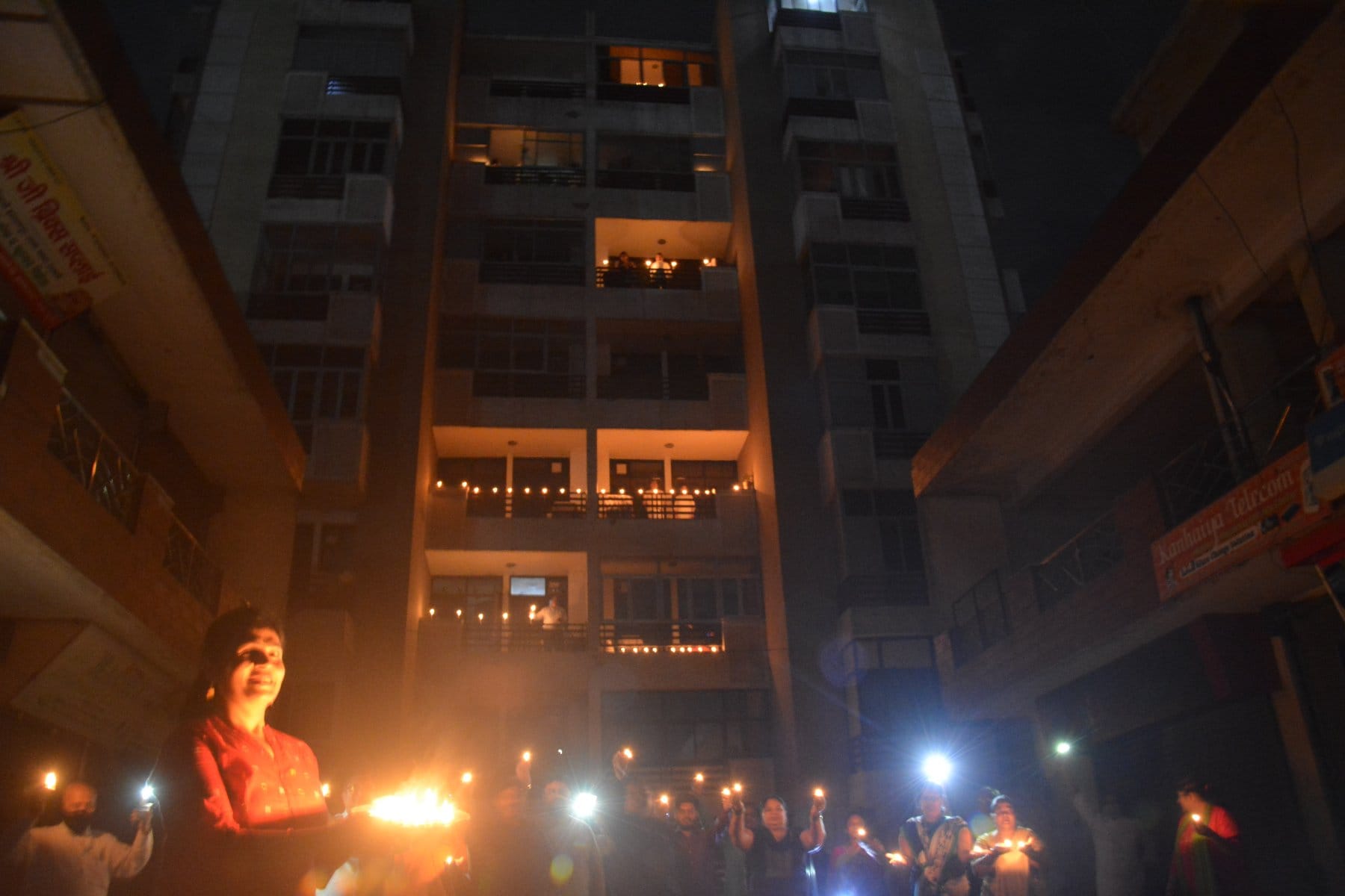 नगर में दीयें व टार्च की रोशनी फैलाकर महामारी के अंधकार को मिटाने का संकल्प लेते नागरिक। नगर में दीयें व टार्च की रोशनी फैलाकर महामारी के अंधकार को मिटाने का संकल्प लेते नागरिक।