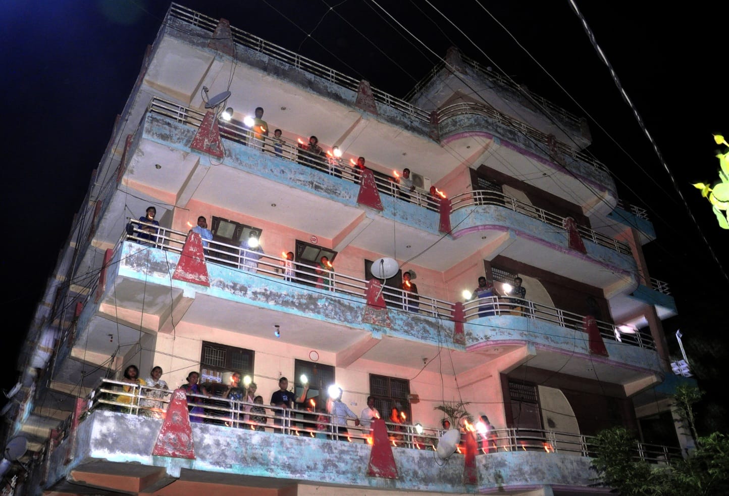 शामली में प्रधानमंत्री की अपील के बाद दीये जलाते लोग शामली में प्रधानमंत्री की अपील के बाद दीये जलाते लोग