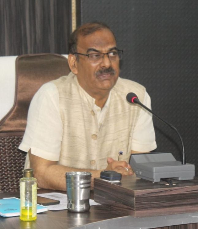 कलक्ट्रेट में में पत्राकारों से बातचीत करते डीएम। कलक्ट्रेट में में पत्राकारों से बातचीत करते डीएम।