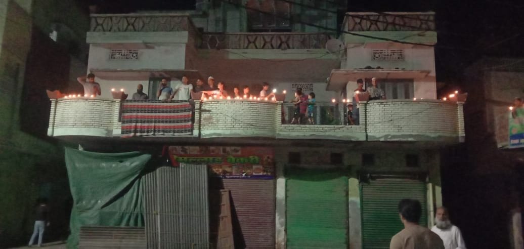 शहर के खालापार में घरों के बाहर दीपक जलाते मुस्लिम समाज के लोग।