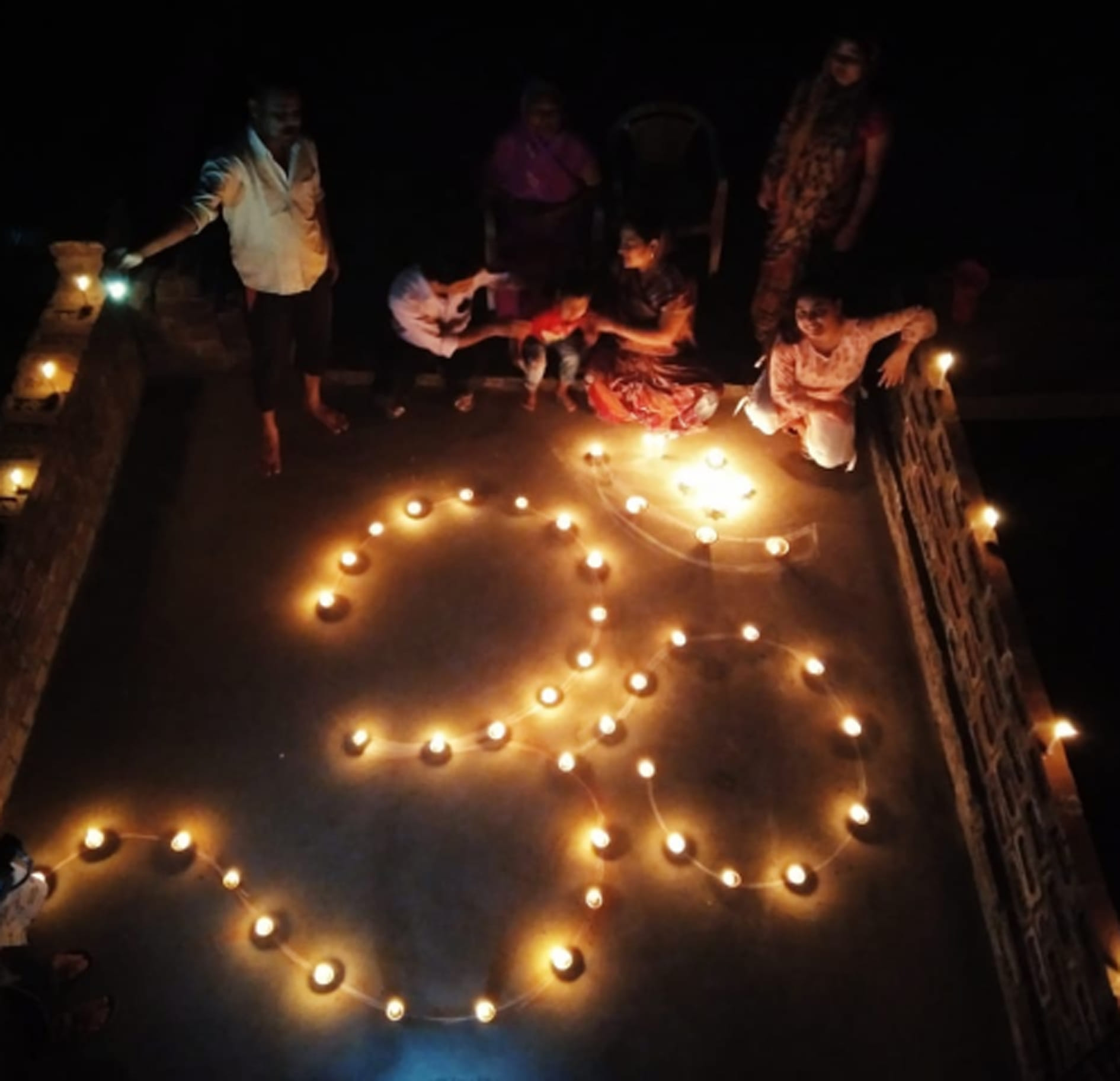कासगंज में दीपक जलाकर बनाया गया ओम । कासगंज में दीपक जलाकर बनाया गया ओम ।