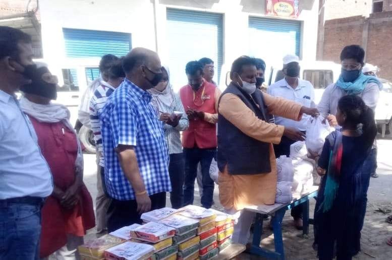 पल्हना ब्लाक अंतर्गत चौकी मनेरा और जिगनी बनवासी बस्ती में भोजन बांटते भाजपा जिलाध्यक्ष।