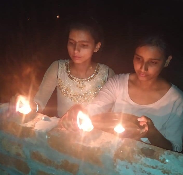 मोरना में दीपक जलाती बालिकाएं।