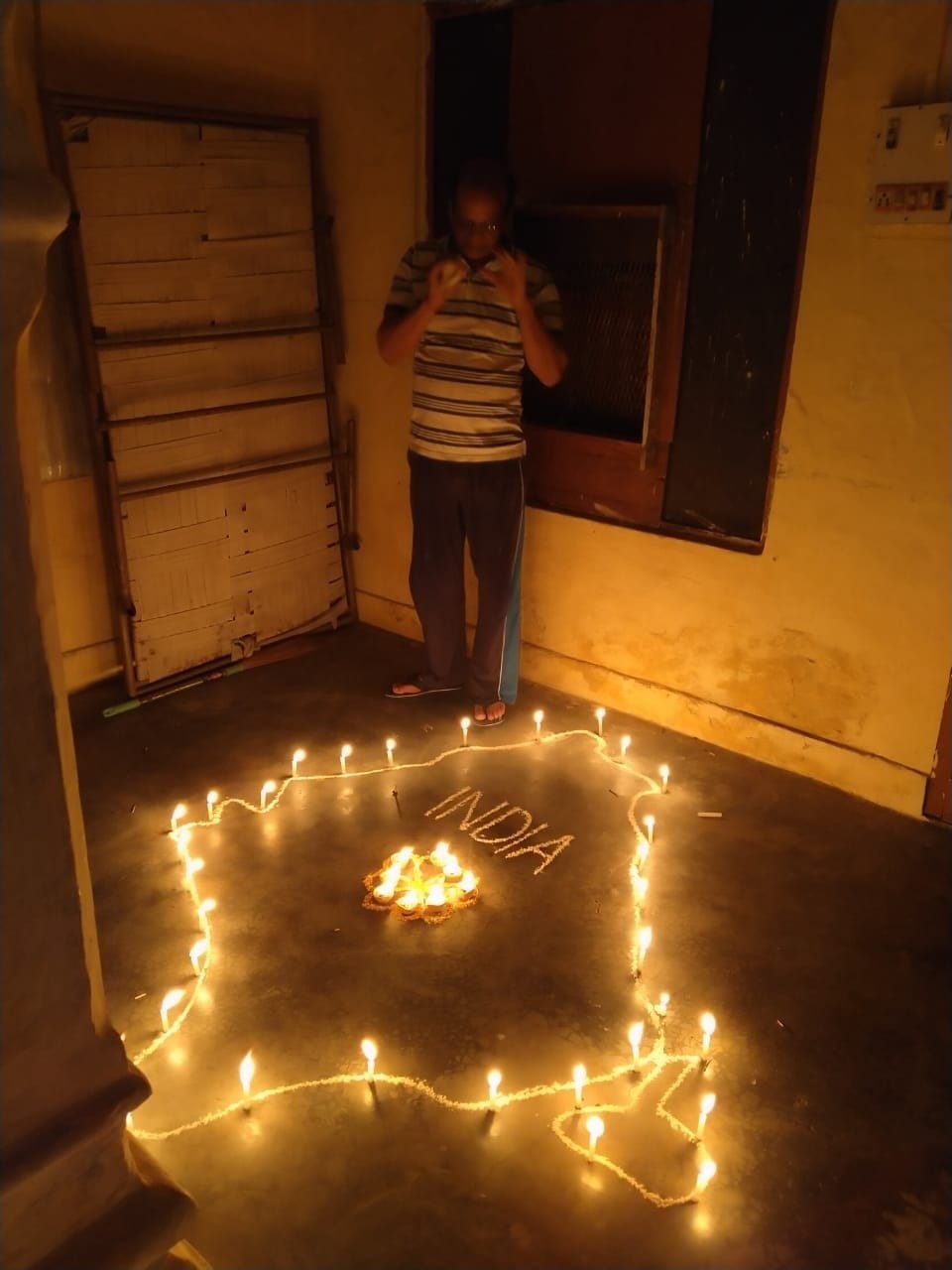 मंसूरपुर में दीपक जलाते शुगर मिल के अधिकारी।
