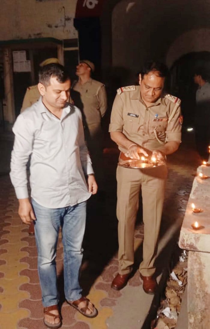 शहर कोतवाली के गेट पर दीपक जलाते एसपी सिटी सतपाल आंतिल और इंस्पेक्टर।