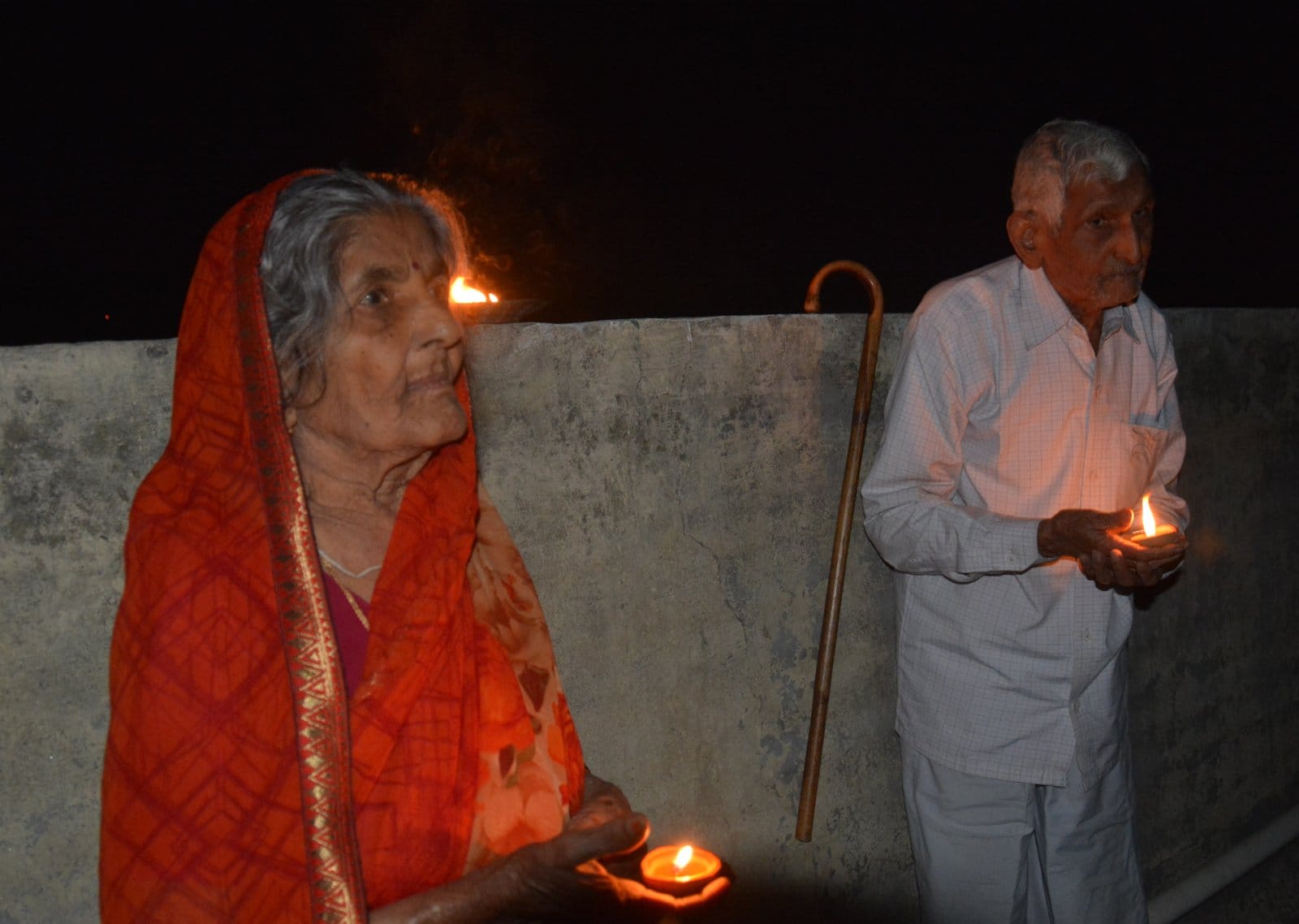 नगर में दीपक जलाकर सकल्प लेते 90 वर्षीय दंपती। नगर में दीपक जलाकर सकल्प लेते 90 वर्षीय दंपती।