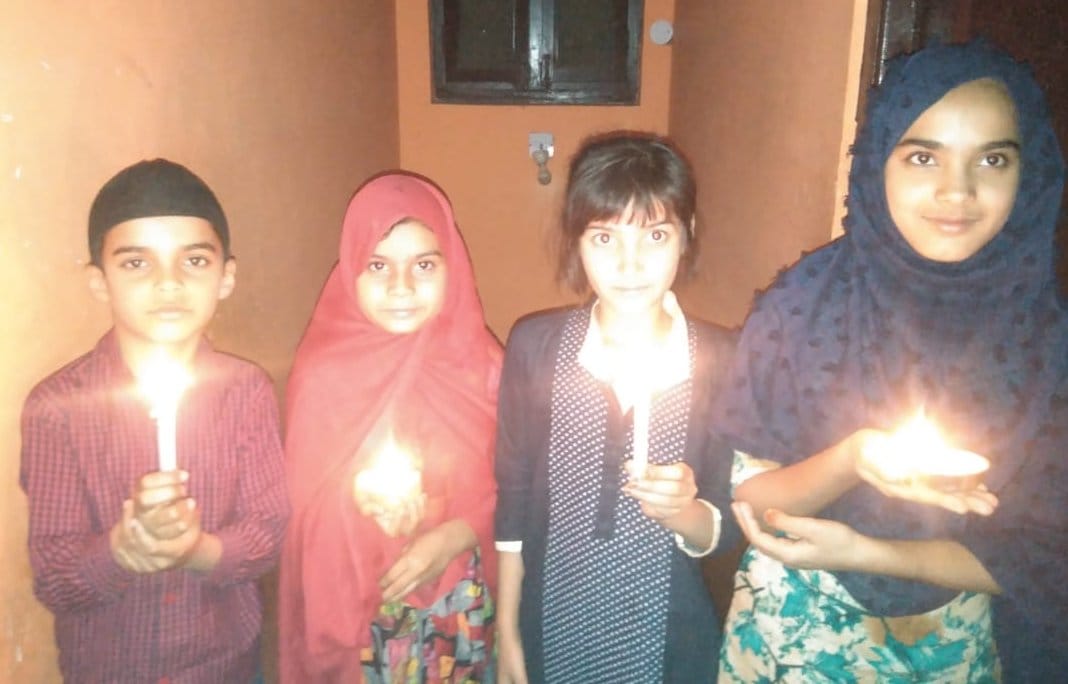 खतौली में दीपक जलाते मुस्लिम समाज के बच्चे।
