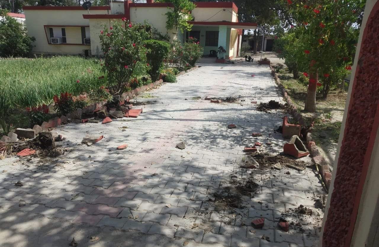 फसल जलने पर चीनी मिल में की गई तोड़फोड़। फसल जलने पर चीनी मिल में की गई तोड़फोड़।