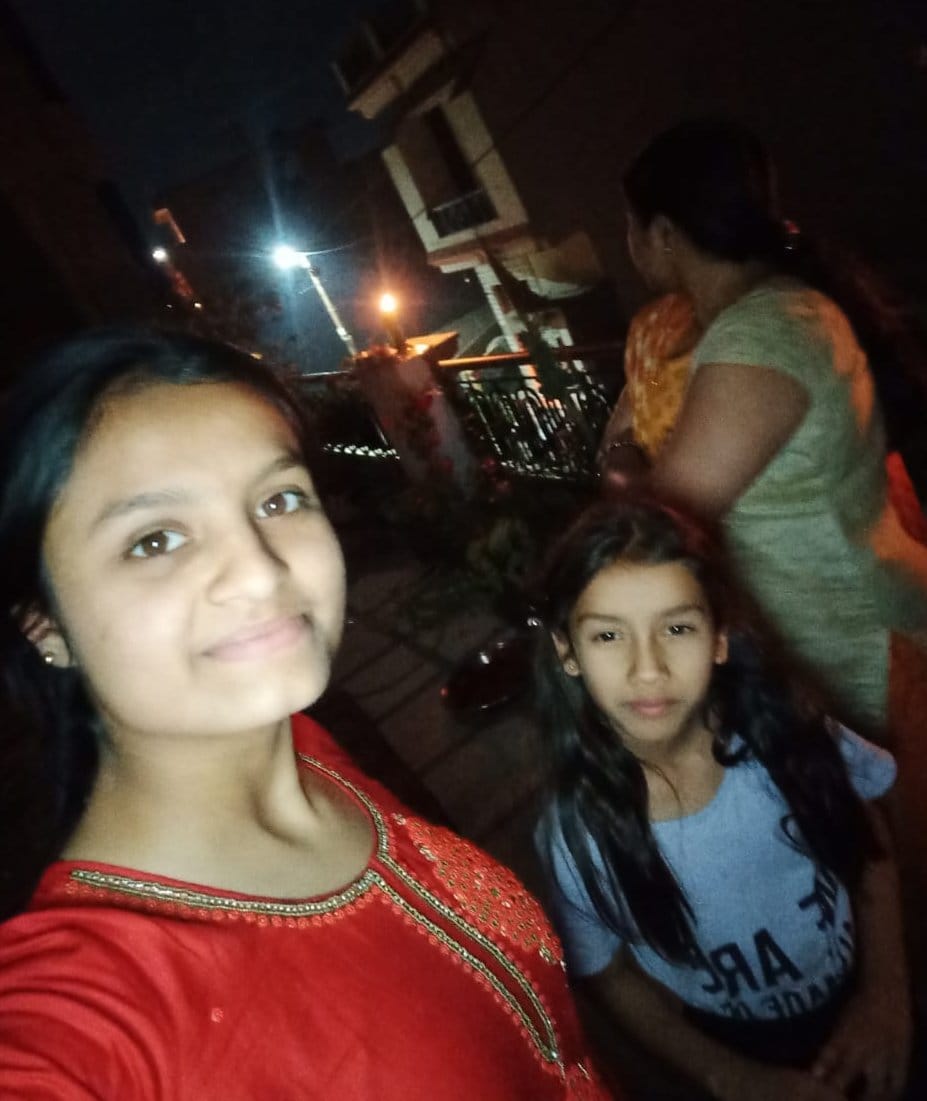 सरकुलर रोड पर दीपक जलाकर सेल्फी लेती छात्रा।