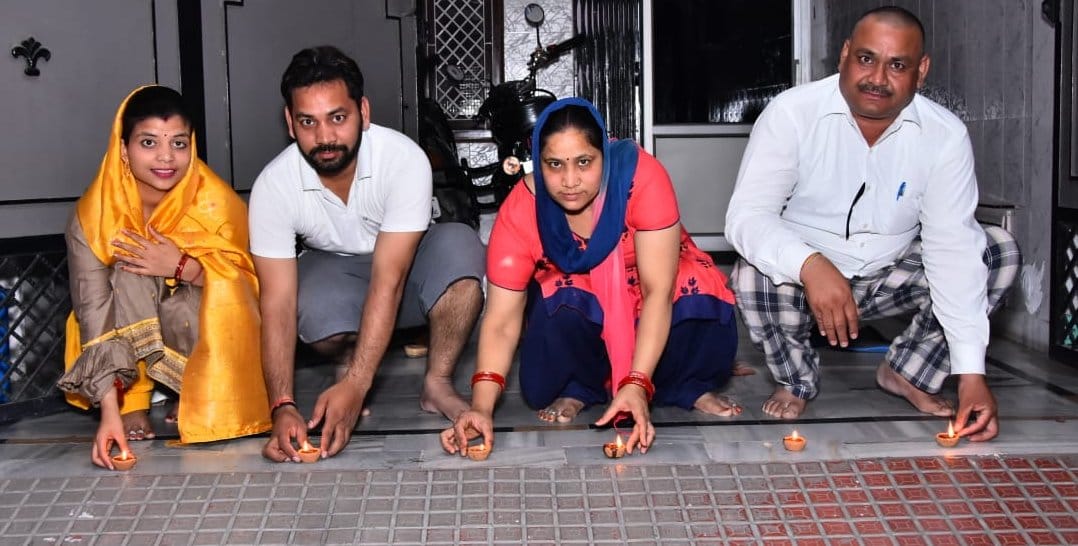 रामपुरी में दीपक जलाता परिवार।