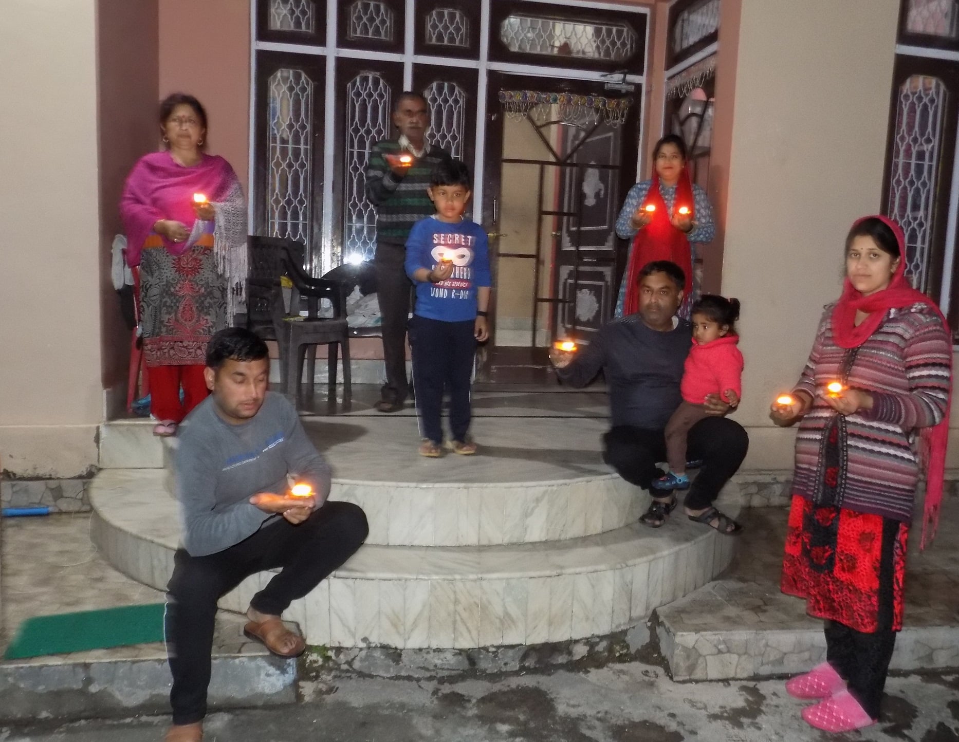 उधमपुर के चिनैनी में प्रधानमंत्री के आह्वान पर कोरोना वायरस से लड़ने में दीये जला कर एकजुटता का स उधमपुर के चिनैनी में प्रधानमंत्री के आह्वान पर कोरोना वायरस से लड़ने में दीये जला कर एकजुटता का स