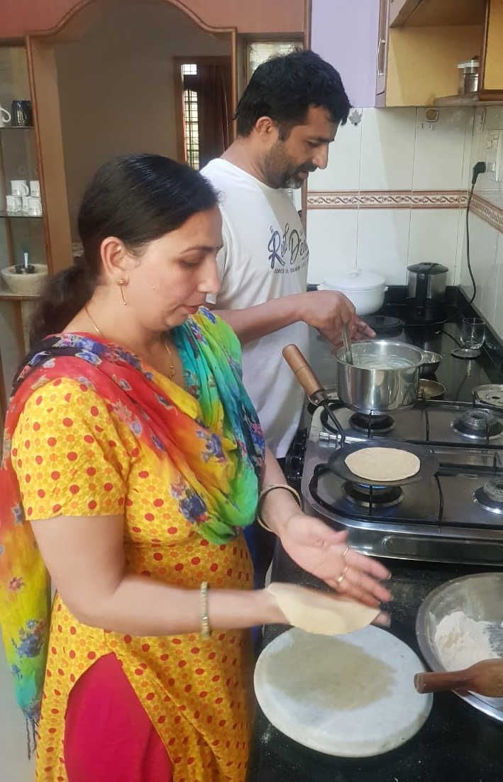 ेक्टर 9-11 निवासी योगगुरु अनिल पानू अपनी पत्नी के साथ रसोई में खीर बनाते हुए। ेक्टर 9-11 निवासी योगगुरु अनिल पानू अपनी पत्नी के साथ रसोई में खीर बनाते हुए।