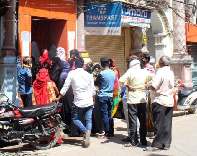 शहर के आसिफगंज स्थित बैंक से रुपये निकालने के दौरान सामाजिक दूरी का नही पालन कर रहे लोग। शहर के आसिफगंज स्थित बैंक से रुपये निकालने के दौरान सामाजिक दूरी का नही पालन कर रहे लोग।