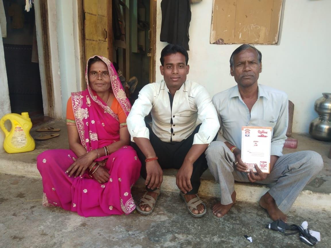 मुहम्मदाबाद में अपने माता पिता के साथ  बैठा अभिषेक।