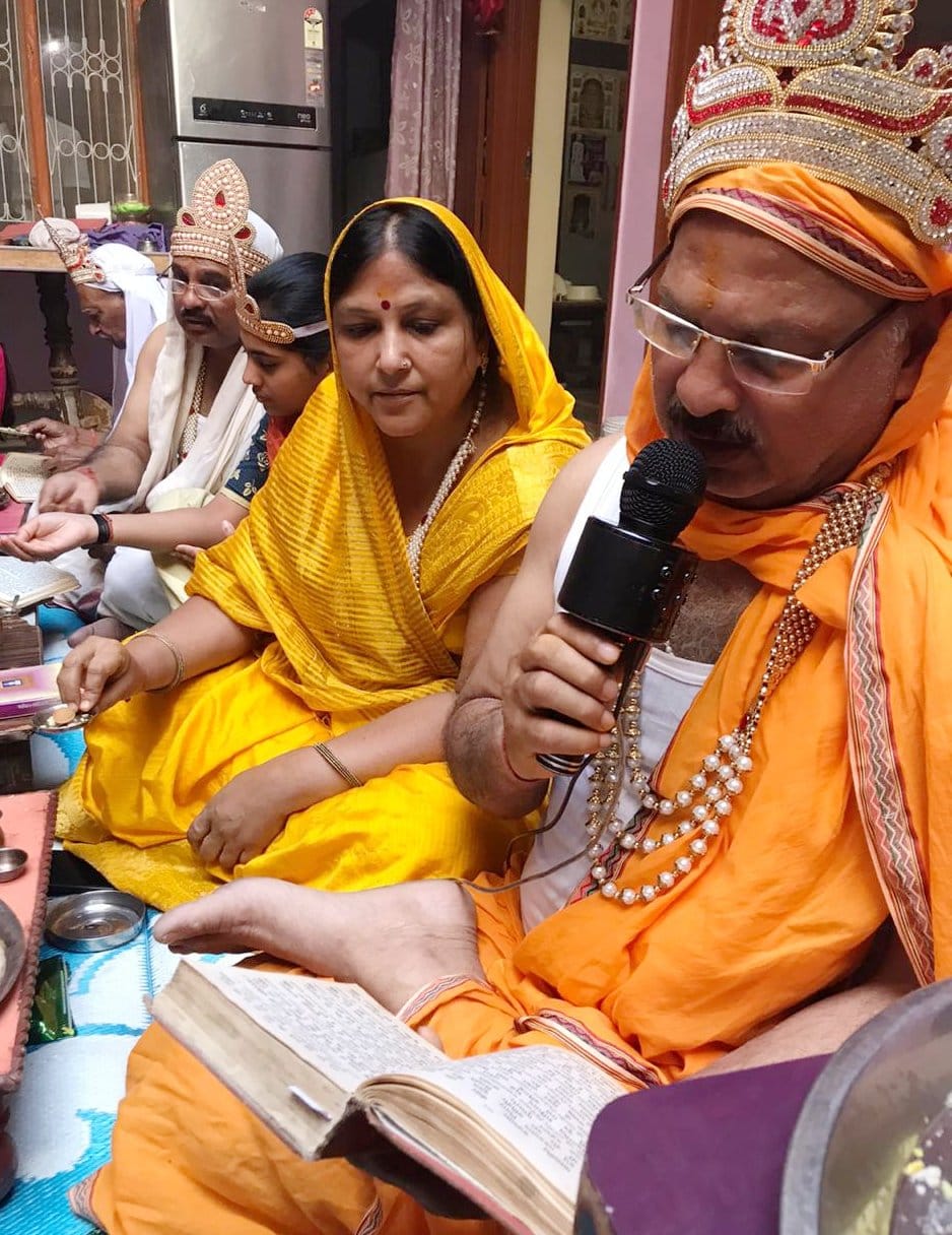 शामली  घर में पुजा अर्चना करते जैन समाज के लोग