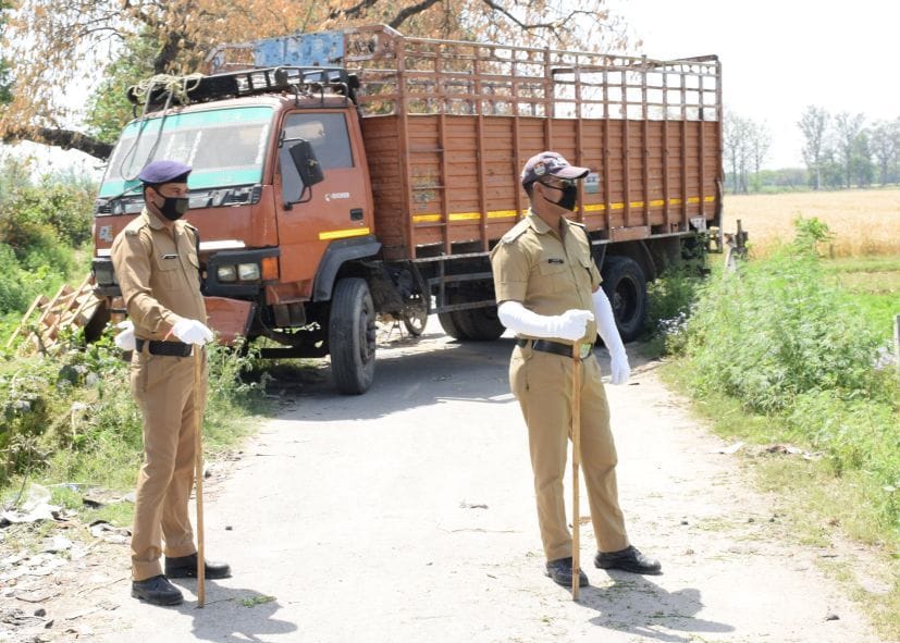 रुद्रपुर के प्रीत विहार में सील किए गए संपर्क मार्ग पर तैनात पुलिसकर्मी। रुद्रपुर के प्रीत विहार में सील किए गए संपर्क मार्ग पर तैनात पुलिसकर्मी।