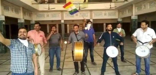शामली जैन धर्मशाला में बैड बजाते जैन समाज के लोग