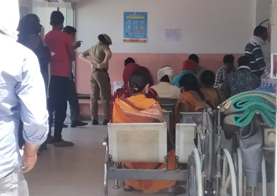 शहर कोतवाली के पास सोनोग्राफी सेंटर पर सामाजिक दूरी का नही पालन कर रहे लोग। शहर कोतवाली के पास सोनोग्राफी सेंटर पर सामाजिक दूरी का नही पालन कर रहे लोग।
