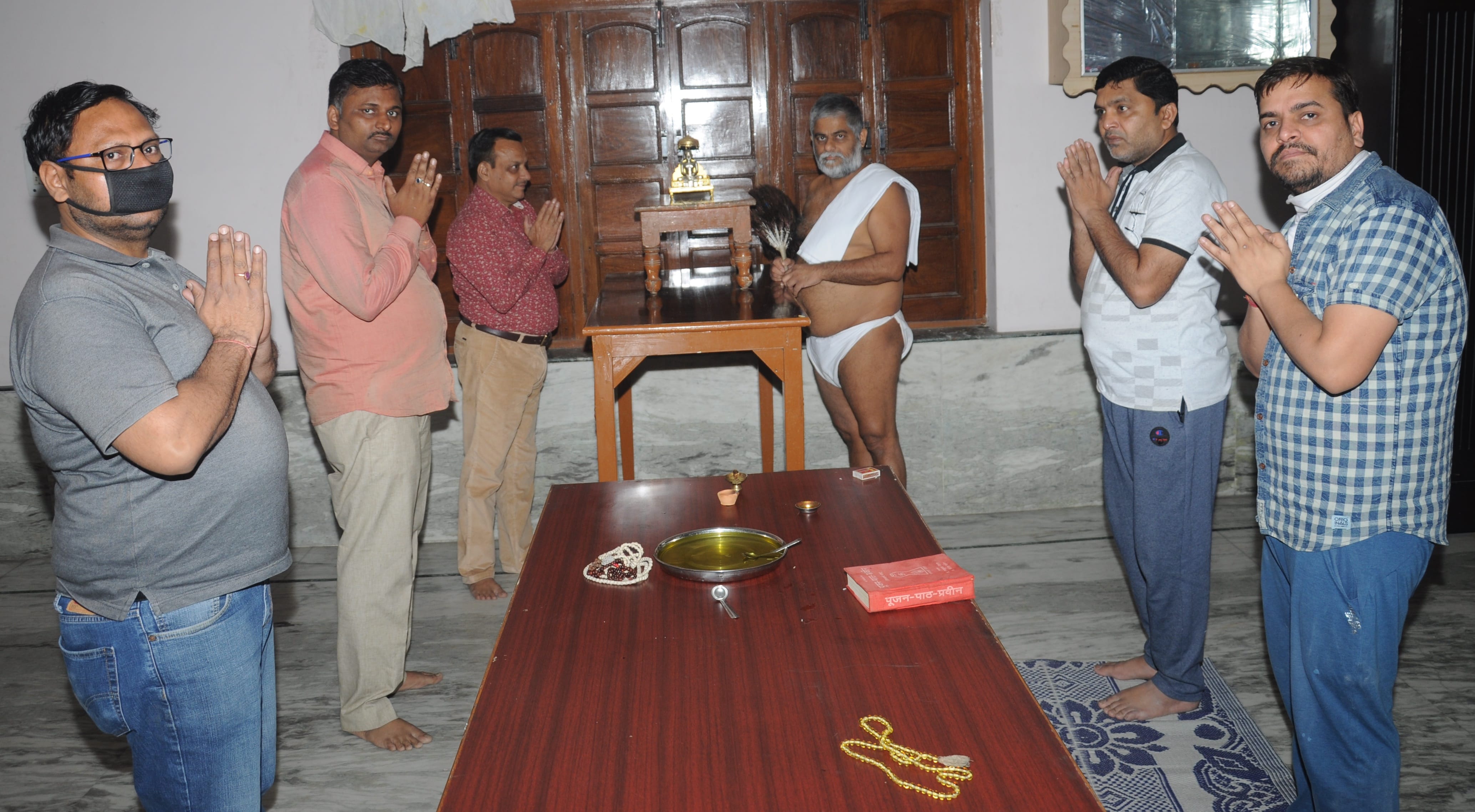 शामली जैन धर्मशाला में पुजन करते जैन समाज के लोग शामली जैन धर्मशाला में पुजन करते जैन समाज के लोग