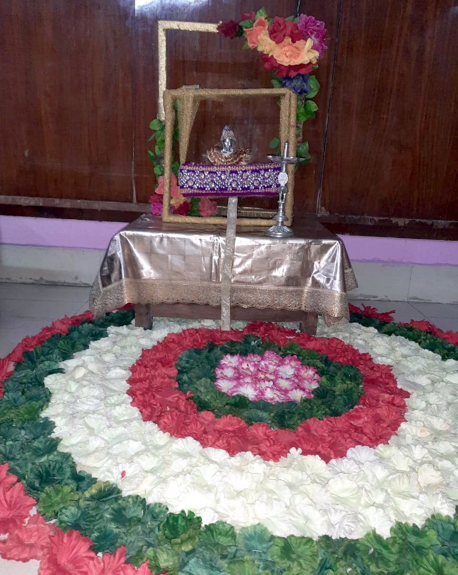 शामली में जैन समाज की महिला जैन समाज की महिला संगिता जैन द्वारा सजाया गया भगवान माहावीर स्वामी का