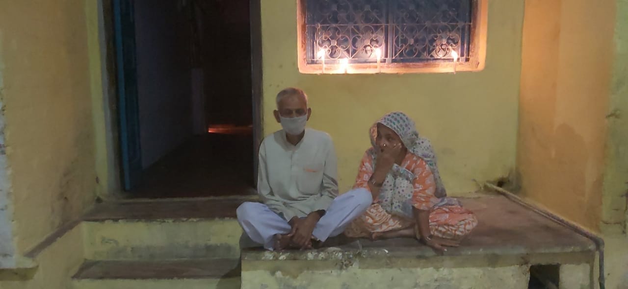 मुस्लिमबस्ती मोहल्ला नदीपुरा में 75 साल के बुजुर्ग मोहम्मद सलीम और उनकी पत्नी हाजरा बेगम ने प्रधा