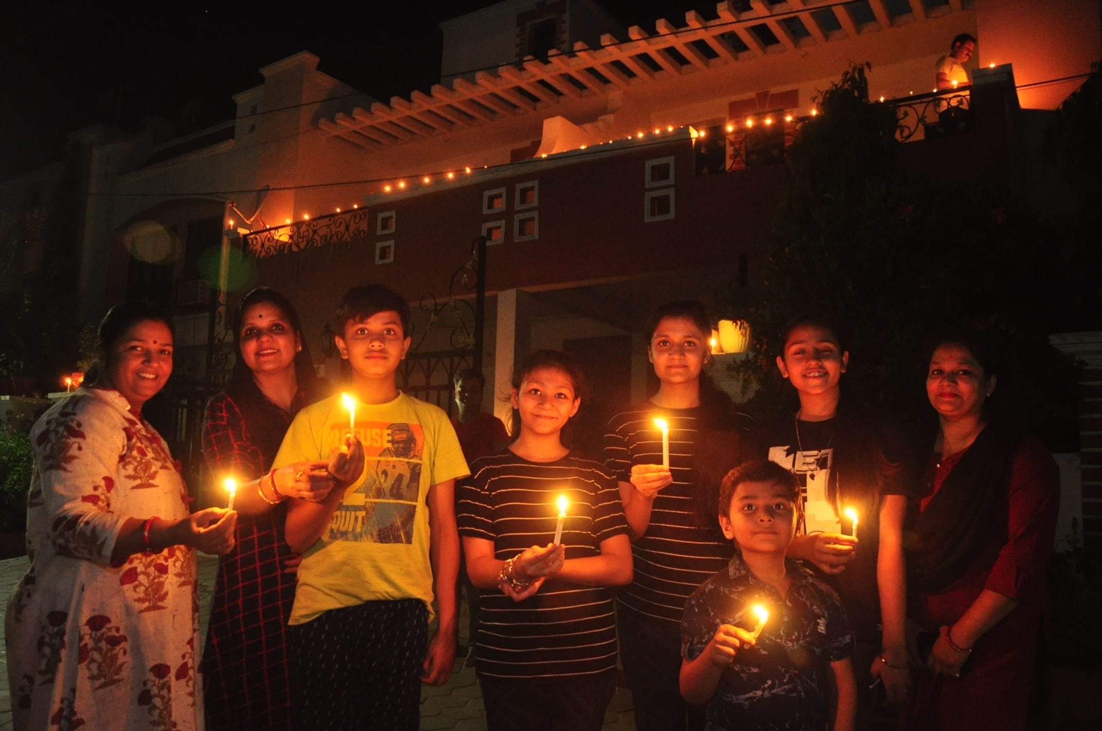 लॉकडाउन में रविवार की रात 9 बजे ऊम शांन्ति नगर में दीप जलाते नागरिक। लॉकडाउन में रविवार की रात 9 बजे ऊम शांन्ति नगर में दीप जलाते नागरिक।