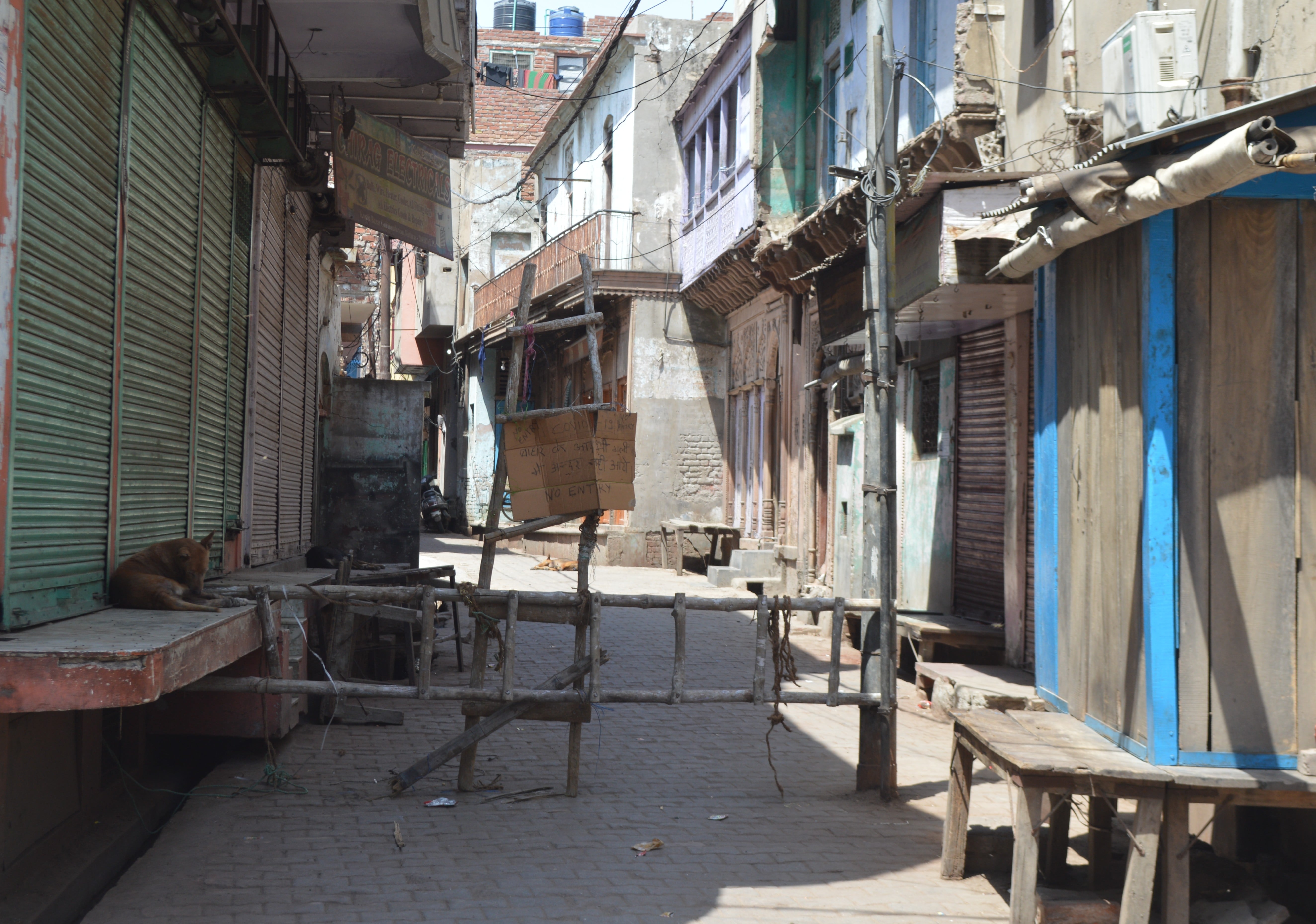 लॉकडाउन के चलते बंदर वन गली के लोगों ने बाहरी लोगों के आगमन पर लगाई रोक। लॉकडाउन के चलते बंदर वन गली के लोगों ने बाहरी लोगों के आगमन पर लगाई रोक।