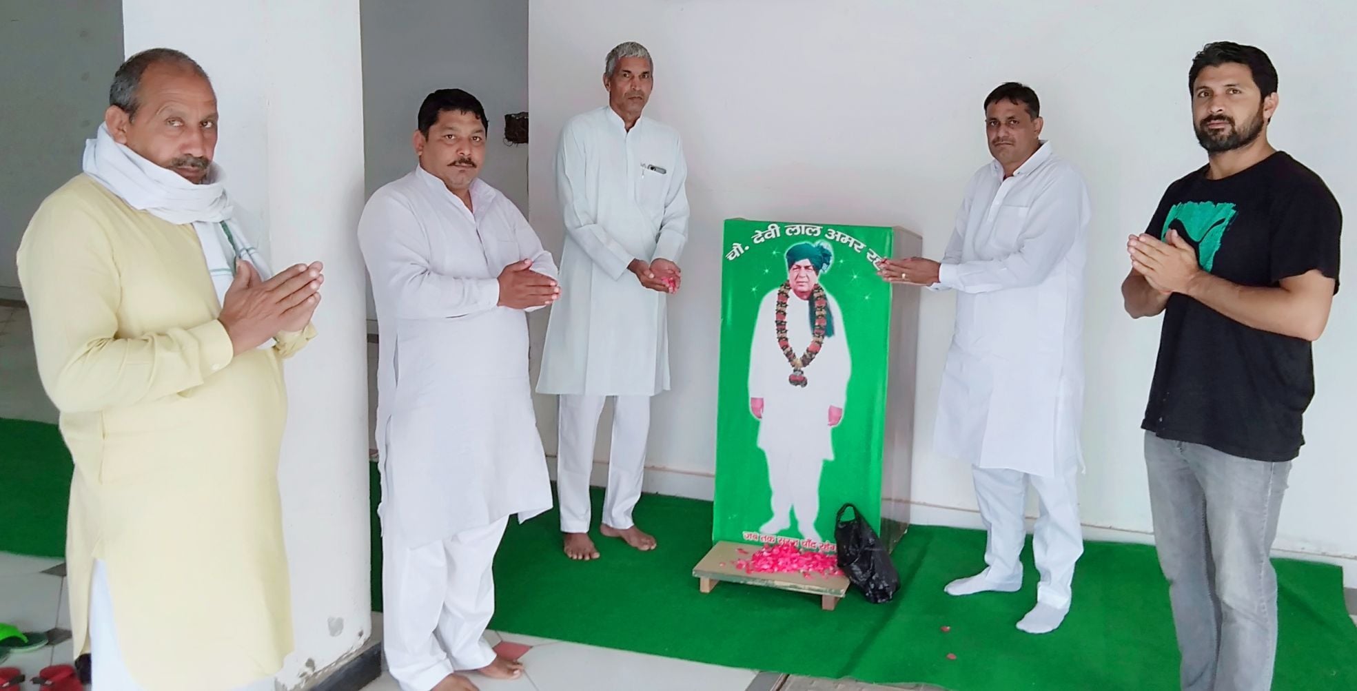 ताऊ देवीलाल को नमन करते इनेलो पदाधिकारी। ताऊ देवीलाल को नमन करते इनेलो पदाधिकारी।