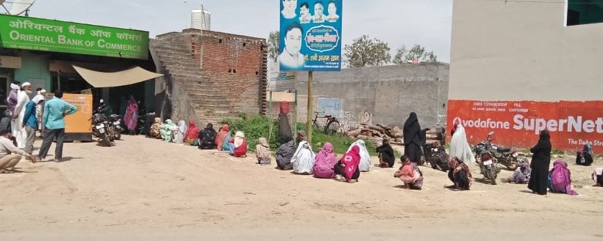 गढी पुख्ता क्षेत्र के गांव गढ़ी अब्दुल्ला खां ओरियंटल बैक में -1,मीटर दूरी पर लॉक डाउन का पालन करत? गढी पुख्ता क्षेत्र के गांव गढ़ी अब्दुल्ला खां ओरियंटल बैक में -1,मीटर दूरी पर लॉक डाउन का पालन करत?