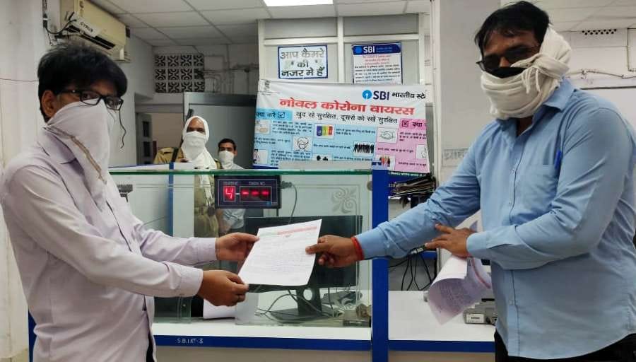 बैंक कर्मचारी को धन्यवाद पत्र सौंपते मंडल अध्यक्ष