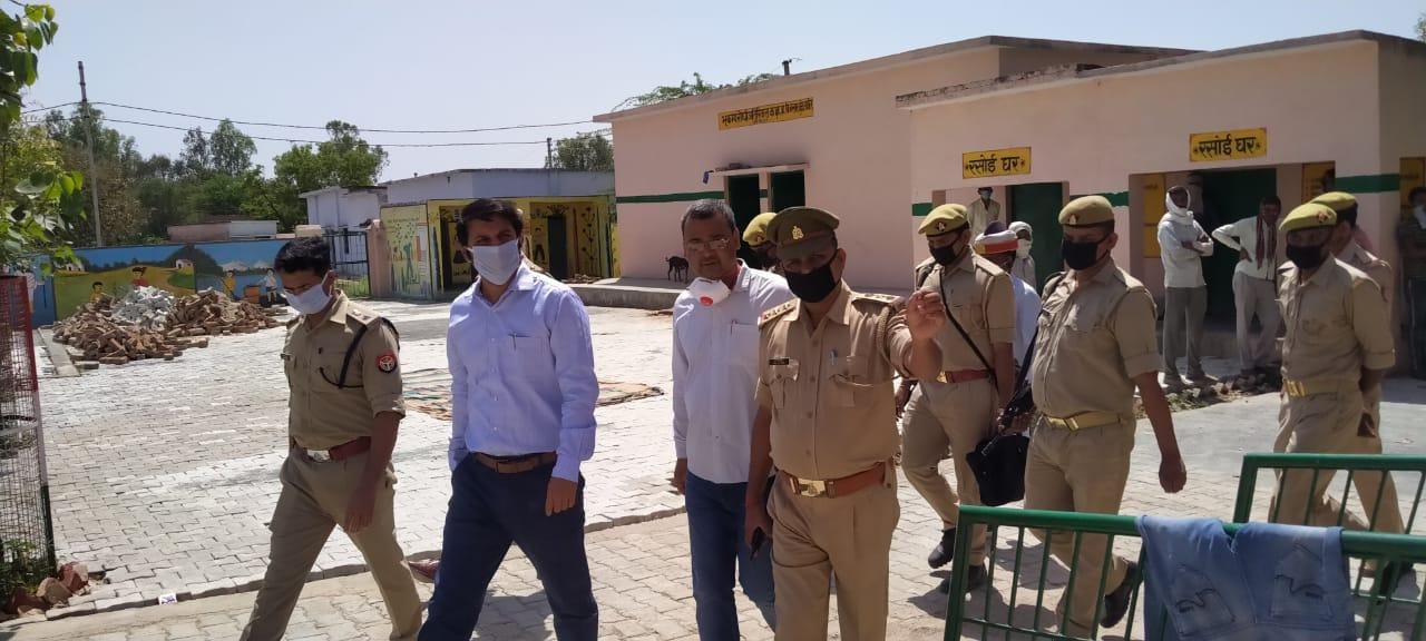 डकोर ब्लॉक के बरसार में शेल्टर होम का निरीक्षण करते डीएम मन्नान अख्तर एसपी सतीश कुमार