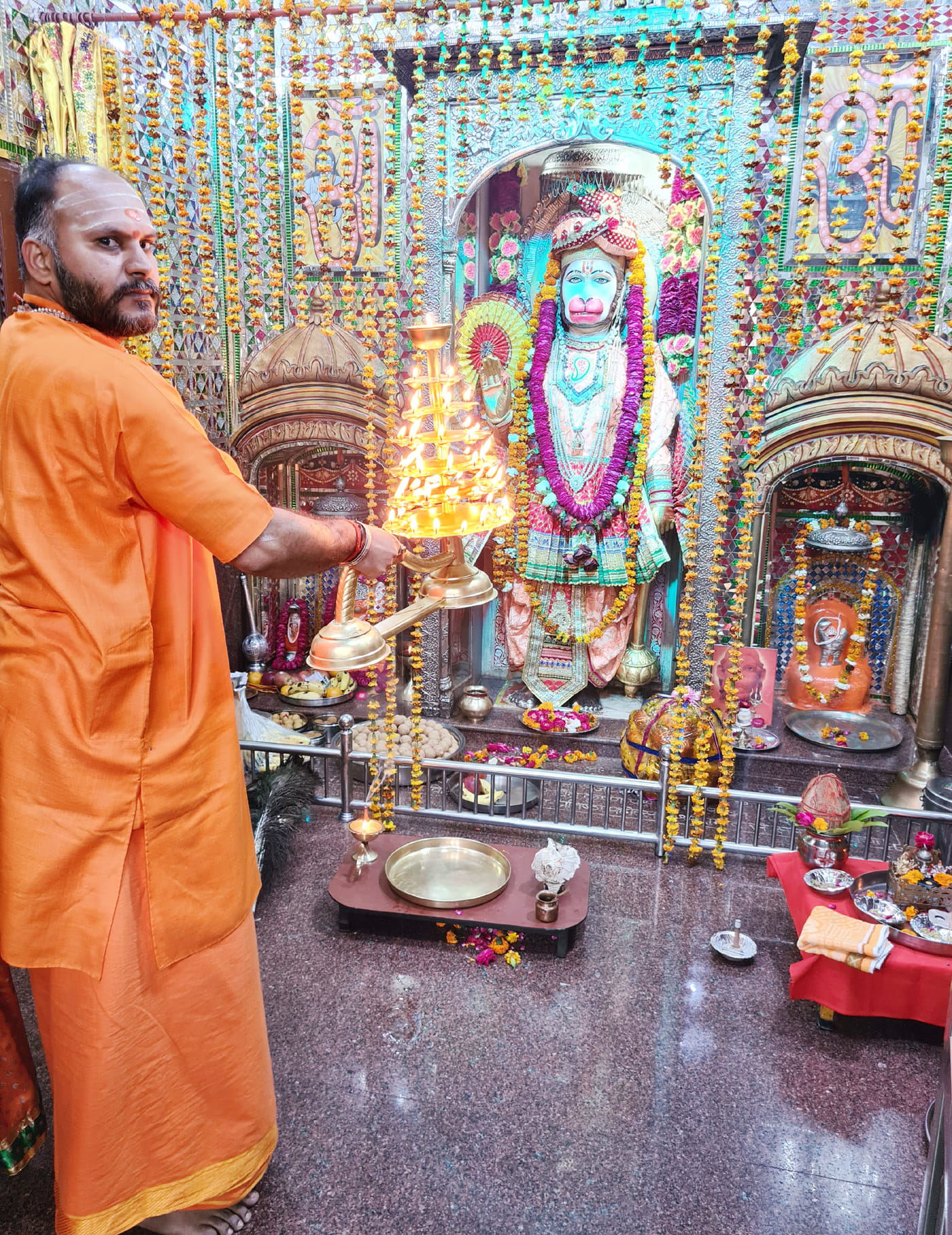 शामली हनुमान धाम पर  हनुमान की आरती करते पुजारी