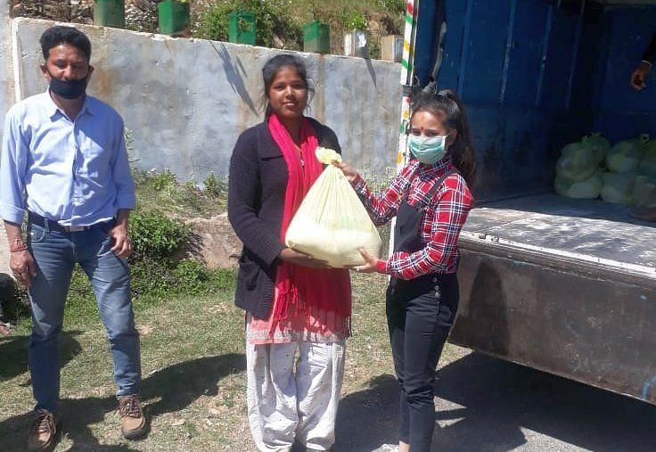 गंगोलीहाट में राशन बांटते प्राथमिक शिक्षक संघ के अध्यक्ष। संवाद न्यूज एजेंसी गंगोलीहाट में राशन बांटते प्राथमिक शिक्षक संघ के अध्यक्ष। संवाद न्यूज एजेंसी